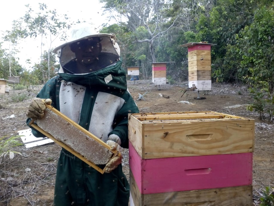 Jovem da CFAF com PEP de Apicultura.jpg